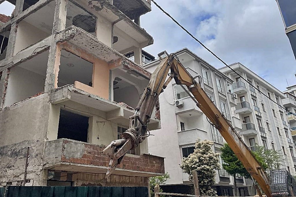 ANKARADA KEPÇE İLE YIKIM İŞLERİ